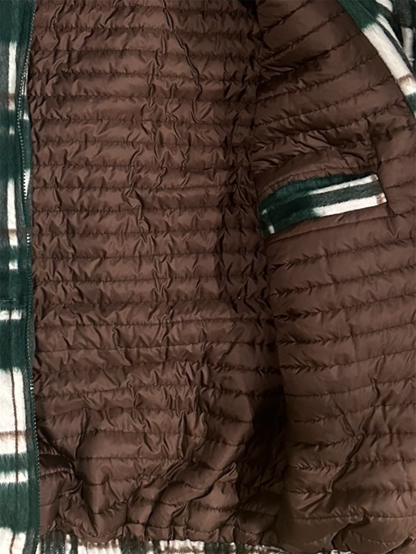 veste zipé a capuche avec doublure matelassé.