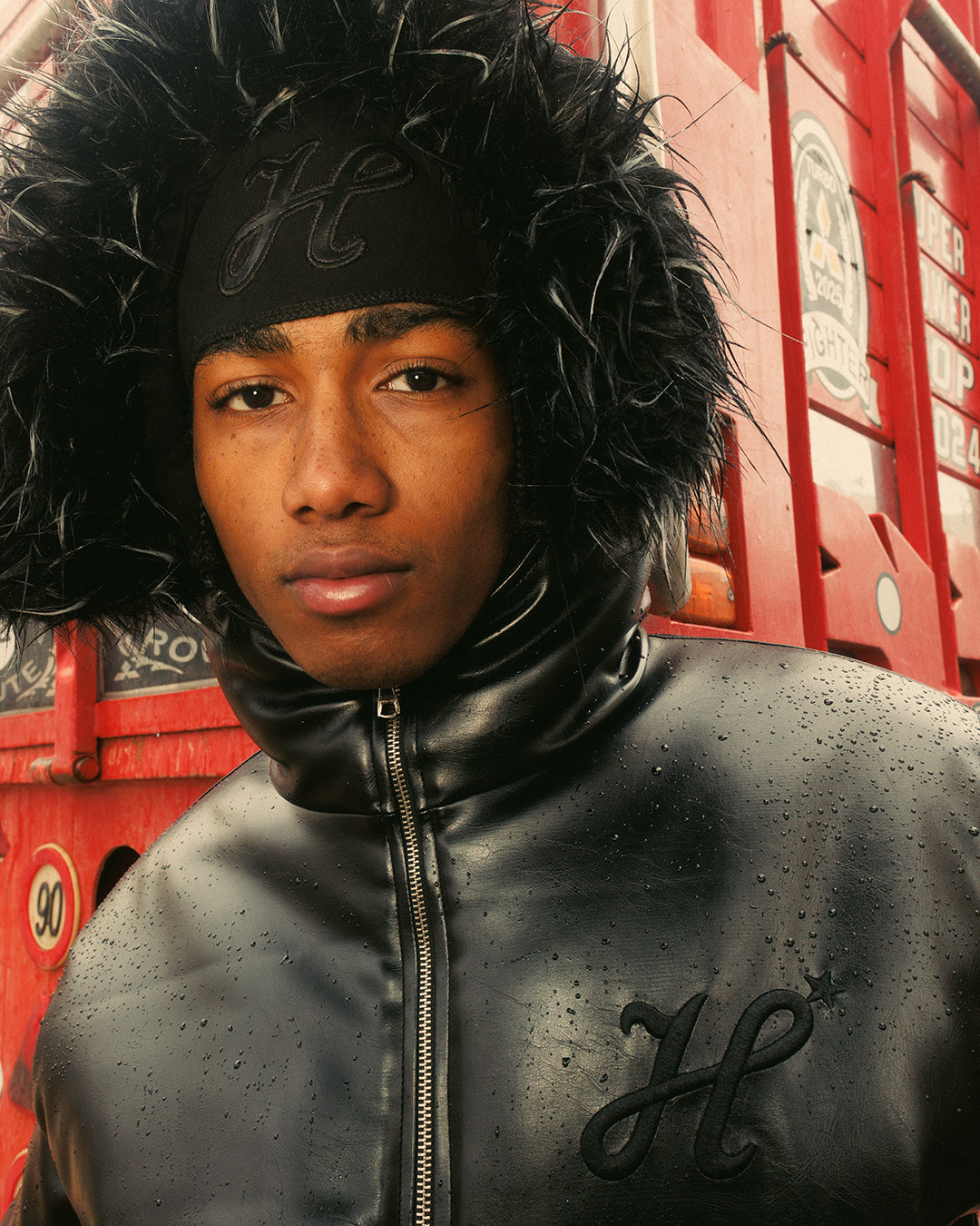 Editions limitées : veste zipé en simili cuir avec doublure matelassé.