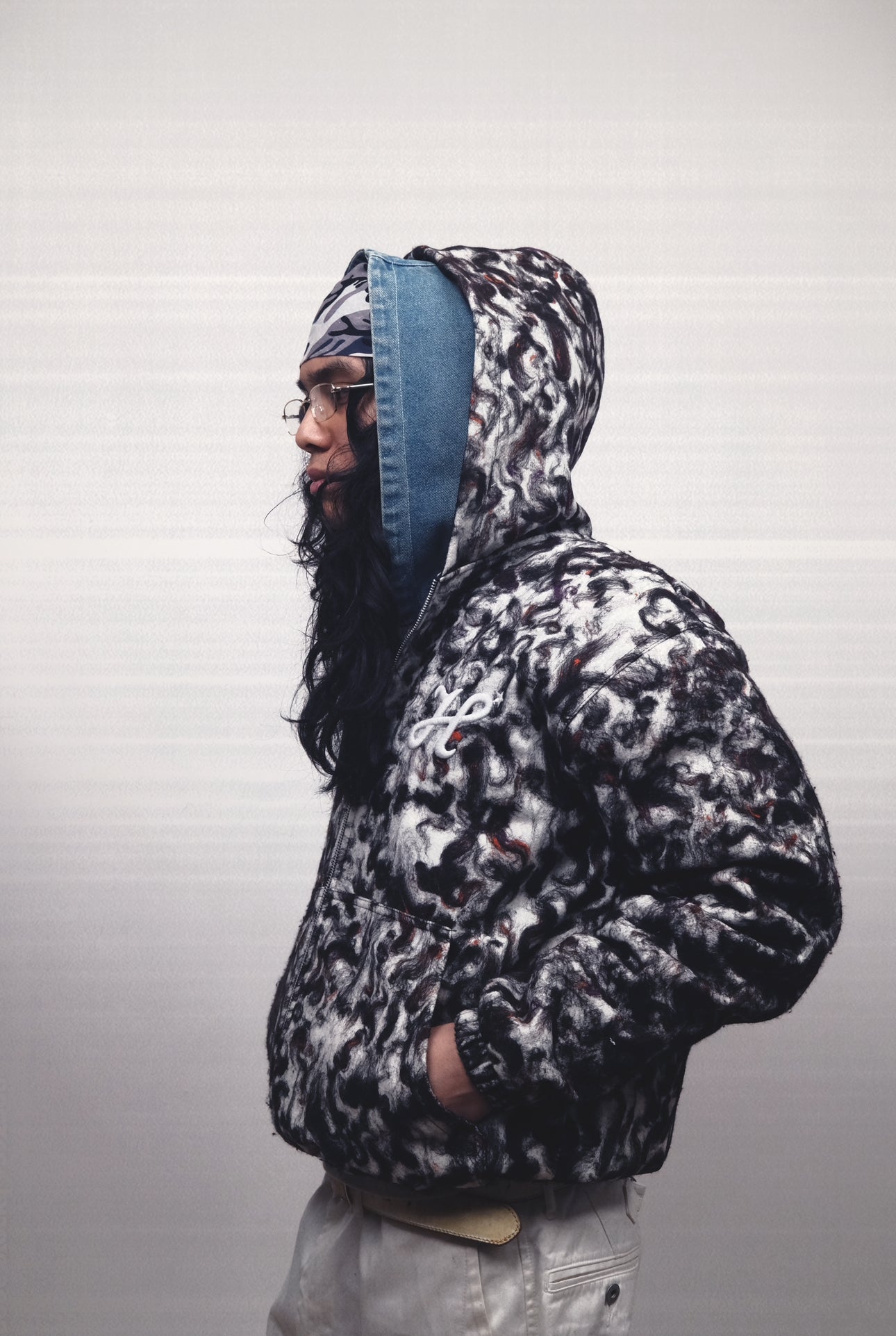 veste zipé a capuche avec doublure matelassé.